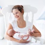 Πόσο νερό πρέπει να πίνει μια μητέρα που θηλάζει