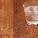 Έτσι θα διώξετε τα σημάδια νερού από το ξύλινο τραπέζι σας!