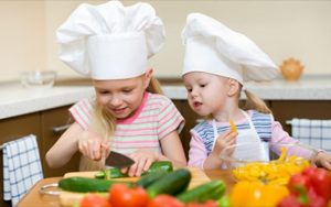 Η σημασία του να μαγειρεύει ένα παιδί για τη διατροφή του