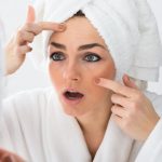 Προσοχή όταν σπάτε ένα σπυράκι, γλείφετε τα χείλη σας ή απολεπίζετε την επιδερμίδα σας!