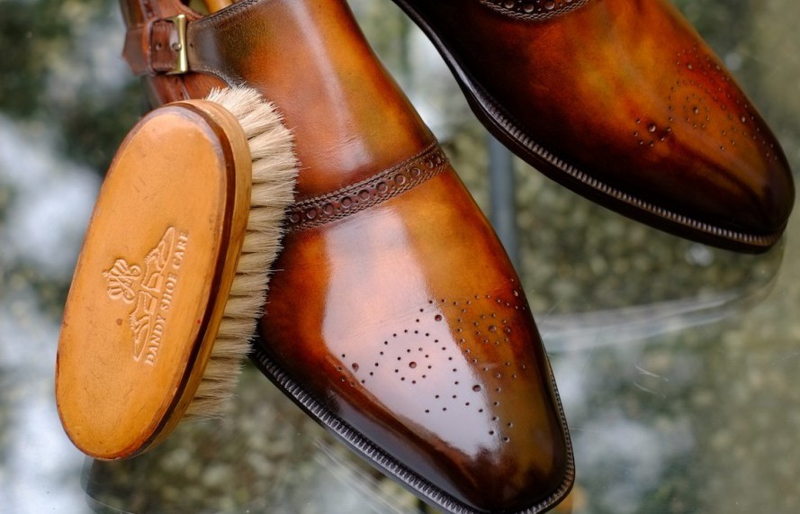 Υπάρχει ένας τρόπος να γυαλίσετε τα παπούτσια σας χωρίς βερνίκι!