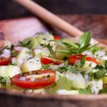Πίτσα με ψητά λαχανικά και φρέσκια ρόκα