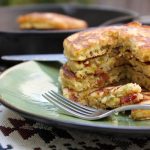 Αλμυρά pancakes με βρώμη, τυρί, ντοματίνια και αυγό