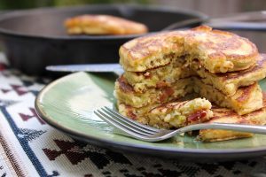 Αλμυρά pancakes με βρώμη, τυρί, ντοματίνια και αυγό