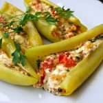 Πιπεριές γεμιστές με τυριά και απάκι