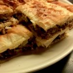 Σπιτική κρεατόπιτα με κρέας που έχει περισσέψει