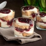 Trifle με γλυκό βύσσινο και δίπλες που περίσσεψαν
