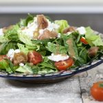 Σαλάτα με σπανάκι, ρόκα, κατίκι Δομοκού και σπιτικό dressing