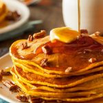 Σπιτικά pancakes με μέλι και ξηρούς καρπούς