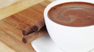 Σπιτικό ρόφημα ζεστής σοκολάτας με χαμηλά λιπαρά και στέβια