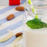 Smoothie με μπανάνα, αχλάδι, εσπεριδοειδή, φράουλες και γάλα καρύδας