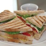 Club sandwich με γερμανικό ψωμί ανθότυρο, κοτόπουλο και λιαστή ντομάτα