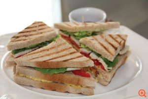 Club sandwich με γερμανικό ψωμί ανθότυρο, κοτόπουλο και λιαστή ντομάτα