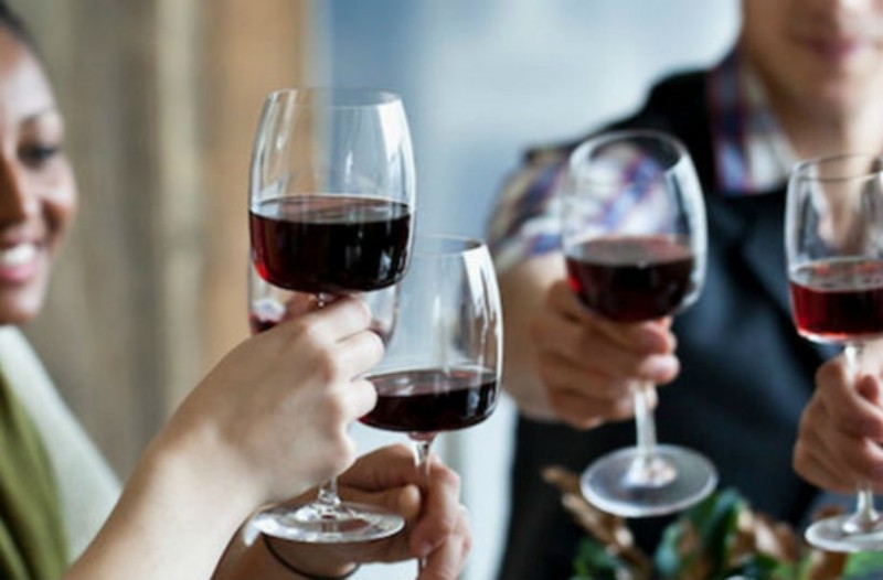 Νέα έρευνα συνδέει το κόκκινο κρασί με τη στοματική υγεία