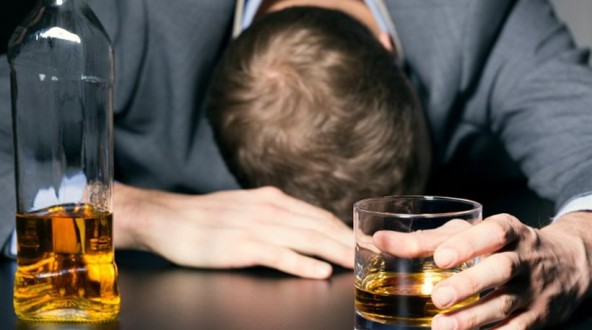 Οι κίνδυνοι της κατάχρησης αλκοόλ για τον εγκέφαλο