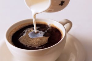 Τελικά είναι «κακό» να βάζουμε γάλα στον καφέ;