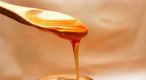 Θεραπεύστε την ακμή και προλάβετε τη γήρανση με…μέλι!
