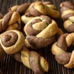 Δίχρωμα πασχαλινά κουλουράκια με κακάο