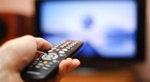 Η αυξημένη παρακολούθηση τηλεόρασης συνδέεται κίνδυνο καρκίνου του παχέος εντέρου