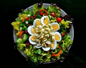 Πολύχρωμη σαλάτα με αυγά του Πάσχα