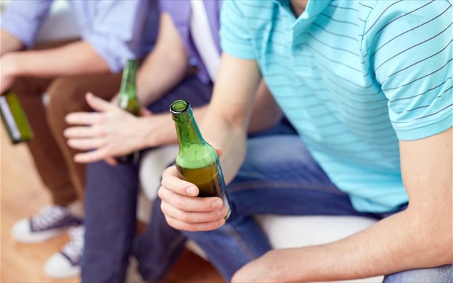 Ακόμη και η μέτρια κατανάλωση αλκοόλ μπορεί να είναι επιβαρυντική για την υγεία