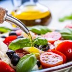 Δείτε πώς θα κάνετε τη σαλάτα σας πλήρες και ελαφρύ γεύμα