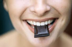 Επιστήμονες συνδέουν τη μαύρη σοκολάτα με καλύτερη όραση