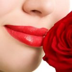 Για τα σημάδια στο πρόσωπο βάλτε τριαντάφυλλο και καρύδι!
