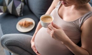 Η πρόσληψη καφεΐνης στην εγκυμοσύνη συνδέεται με το σωματικό βάρος του παιδιού