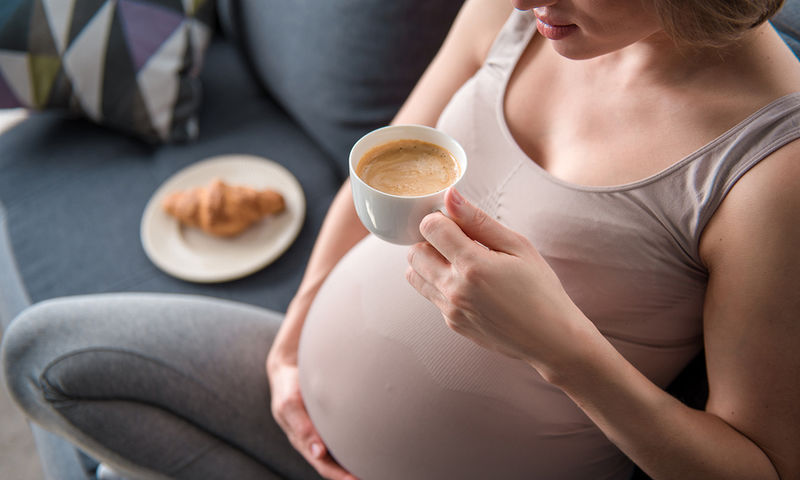 Η πρόσληψη καφεΐνης στην εγκυμοσύνη συνδέεται με το σωματικό βάρος του παιδιού