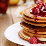 Σπιτικά pancakes με γιαούρτι, βρώμη και μαρμελάδα