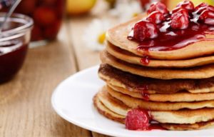 Σπιτικά pancakes με γιαούρτι, βρώμη και μαρμελάδα