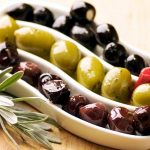 Τι θρεπτικά συστατικά μας προσφέρουν οι ελιές
