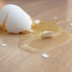 Έτσι θα καθαρίσετε το αυγό που έπεσε στο πάτωμα!