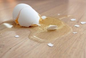 Έτσι θα καθαρίσετε το αυγό που έπεσε στο πάτωμα!