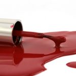 Κόλπο για να βγάλετε το βερνίκι νυχιών που χύθηκε!