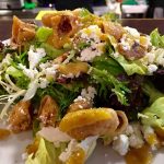 Σαλάτα με αποξηραμένα σύκα, καρύδια και dressing μουστάρδας με μπαλσάμικο