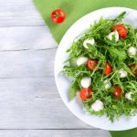 Σαλάτα ρόκα με μοτσαρέλα και ξηρούς καρπούς