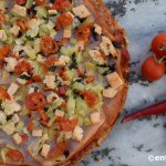 Σπιτική πίτσα ολικής άλεσης με κοτόπουλο, πιπεριά, μοτσαρέλα και φρέσκια ντομάτα