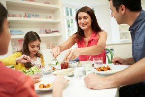 Γιατί είναι σημαντικό οι γονείς να τρώνε μαζί με τα παιδιά