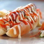 Σπιτικό hot dog με λουκάνικο γαλοπούλας και λαχανικά
