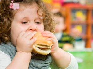 Τι κινδύνους «κρύβει» η παχυσαρκία στα παιδιά