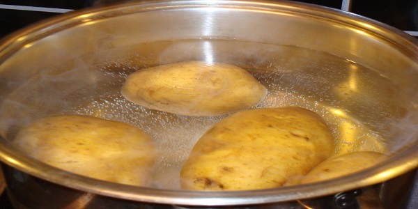 Έτσι θα ξεφλουδίσετε εύκολα τις βρασμένες πατάτες!