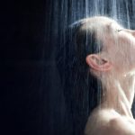 Γιατί δεν πρέπει να κάνουμε ζεστό ντους το βράδυ;