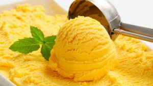 Σπιτικό παγωτό γιαούρτι με γεύση μάνγκο