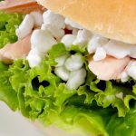 Σάντουιτς με ψωμί ντίνκελ, κοτόπουλο και cottage cheese
