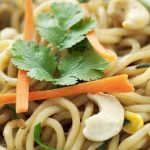 Noodles με λαχανικά, κοτόπουλο και κάσιους