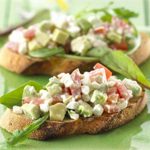 Μπρουσκετάκια με cottage cheese, σπανάκι και καπνιστή γαλοπούλα