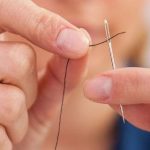 Έτσι θα βάλετε πανεύκολα την κλωστή στη βελόνα!