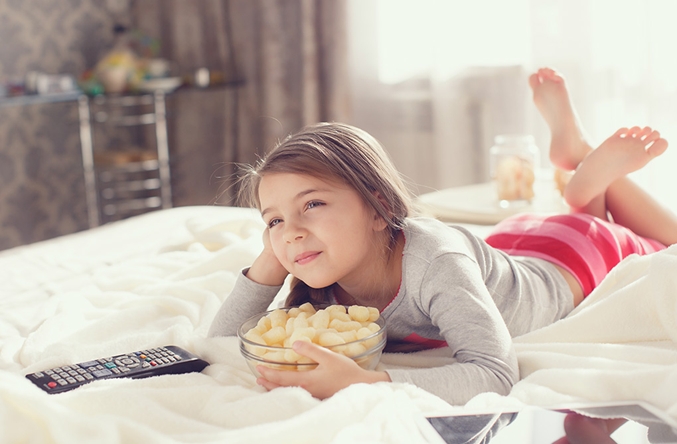 Γιατί δεν πρέπει τα παιδιά να τρώνε μπροστά στην τηλεόραση